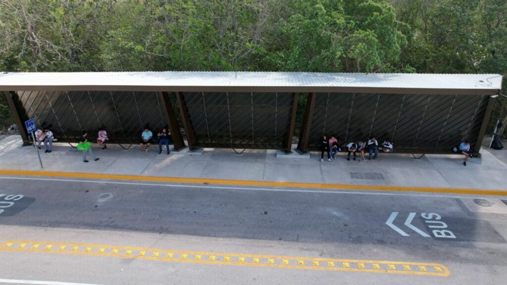 Dos nuevos paraderos más cuatro rehabilitados, dan seguridad y comodidad a la gente