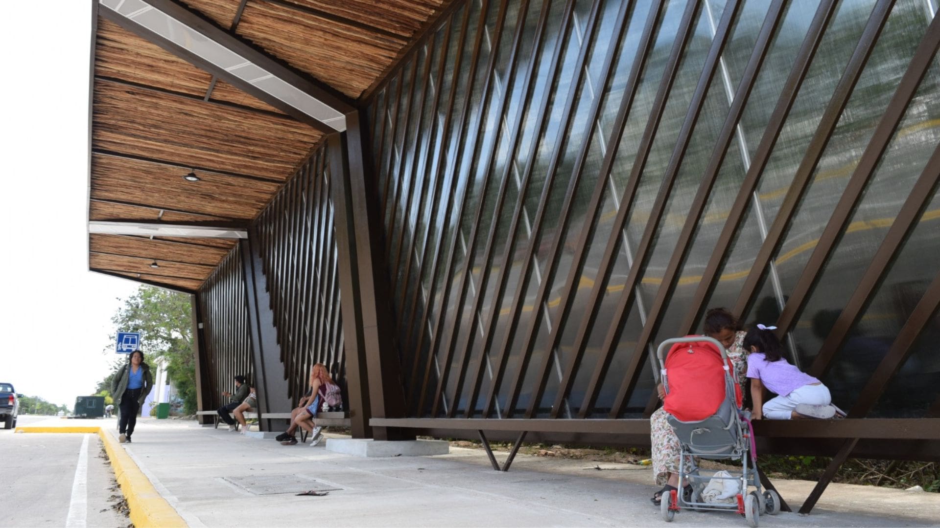 Dos nuevos paraderos más cuatro rehabilitados, dan seguridad y comodidad a la gente