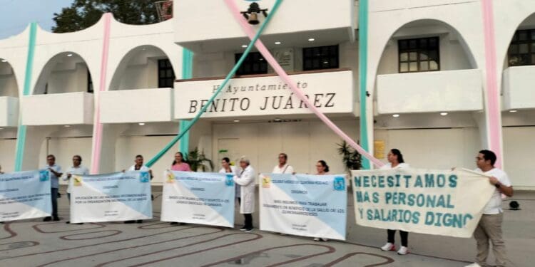 Protestan médicos en Cancún; exigen mejores salarios y condiciones laborales dignas