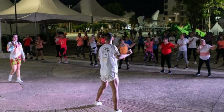 Bailando Zumba, Cozumeleñas apoyan a damnificados por Huracan "OTIS"
