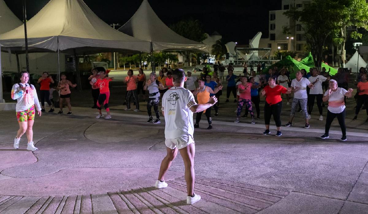 Bailando Zumba, Cozumeleñas apoyan a damnificados por Huracan "OTIS"