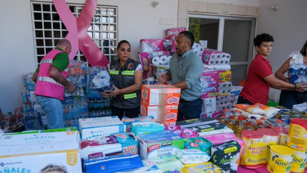 Quintana Roo se solidariza con Guerrero; continúa la gente donando víveres para los damnificados por “Otis”