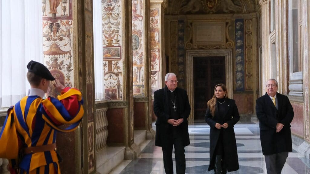 En México y Quintana Roo se trabaja para llevar el bienestar a la gente, dice Mara Lezama desde El Vaticano