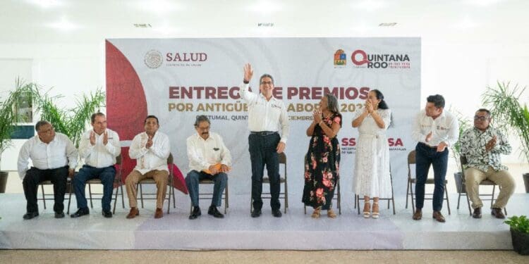 SESA reconoce a trabajadores de la salud por desempeño y antigüedad en el servicio