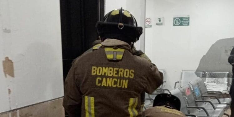 Protección Civil clausuró el elevador del IMSS en Cancún donde quedó atrapado un trabajador