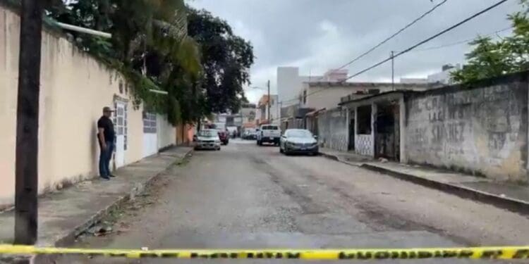 Ejecutan al esposo de una doctora en el centro de Cancún, afuera de la Clínica Duarte