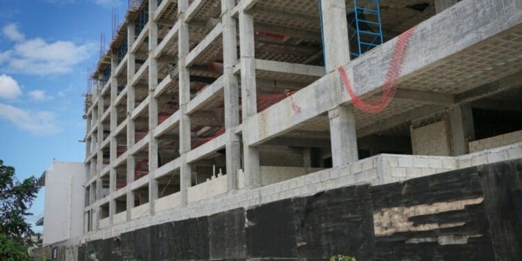 Aseguran droga en cateo a una construcción de Cancún y encuentran dos cuerpos en los alrededores