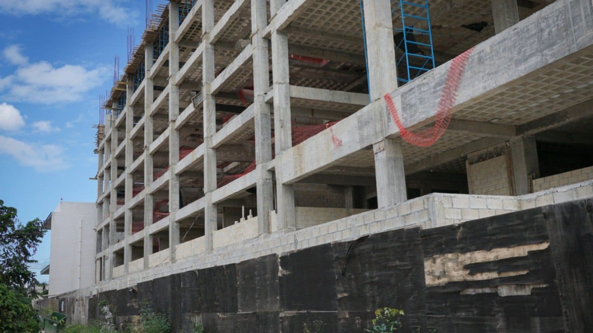 Aseguran droga en cateo a una construcción de Cancún y encuentran dos cuerpos en los alrededores