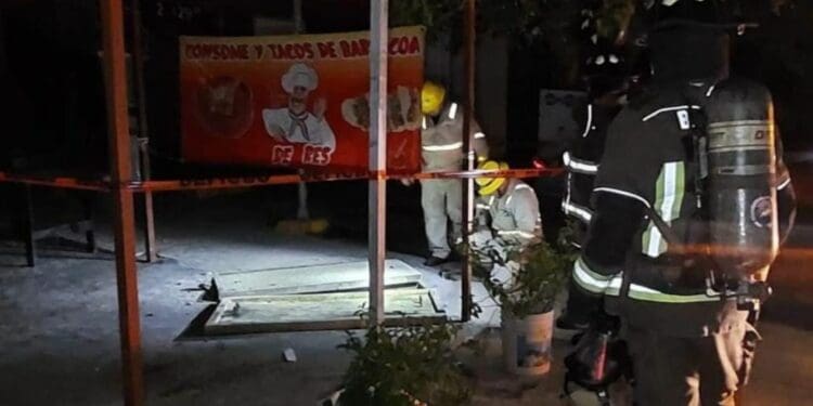 Explota por sobrecarga un registro de CFE junto a una taquería en Cancún