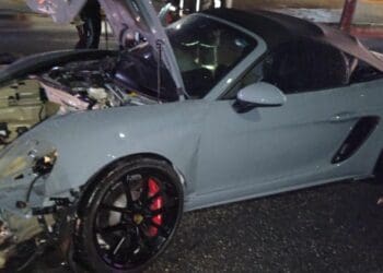 Conductor de un Porsche choca en la Zona Hotelera de Cancún y deja abandonado el lujoso auto