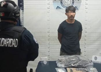 Playa del Carmen: Captan "con las manos en la masa" a sujeto con droga; también portaba un arma