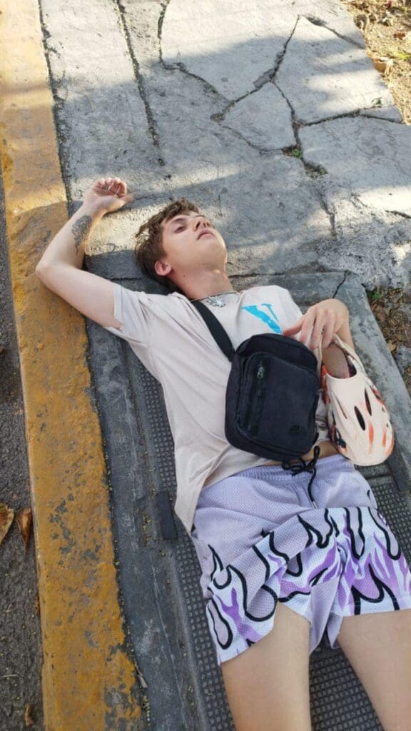 Captan a joven a quien le ganó el sueño a un lado de la carretera federal 307 en Playa del Carmen
