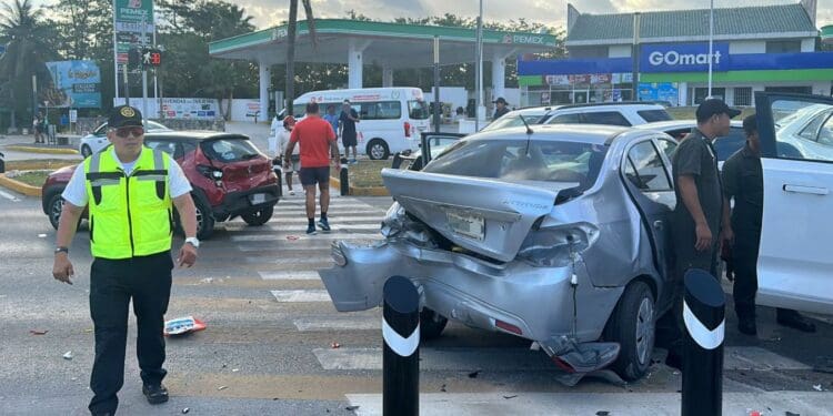 Se registra una carambola de cuatro autos en la avenida Bonampak de Cancún