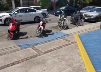 Captan a motociclistas obstruyendo la rampa para personas con discapacidad en IMSS de Playa del Carmen