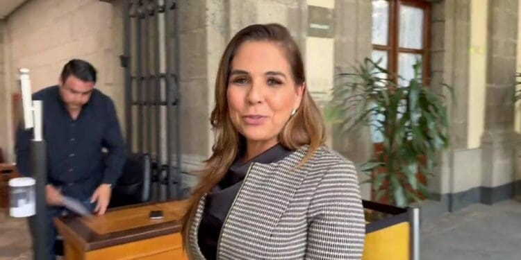 Mara Lezama acude a Palacio Nacional para hablar con la Secretaría de Hacienda sobre la Zona Libre de Chetumal.