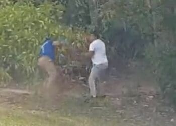 Nueva pelea entre empleados del aeropuerto de Cancún; se agarran a golpes frente a los turistas