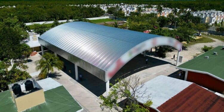 Proponen construir domos en todas las escuelas públicas de Quintana Roo para proteger la salud de estudiantes.