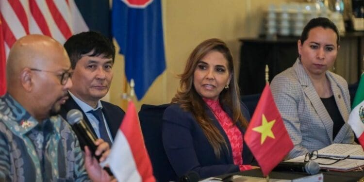 Se reúne Mara Lezama con embajadores de Asia que buscan áreas de inversión en Quintana Roo.