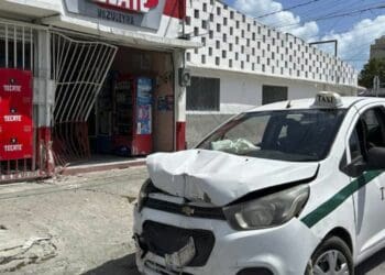 Taxista de Cancún se estampa contra expendio de cervezas tras ser chocado por conductora de una camioneta