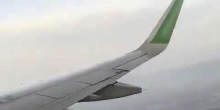 Fuerte turbulencia asusta a pasajeros de vuelo Cancún-Monterrey.
