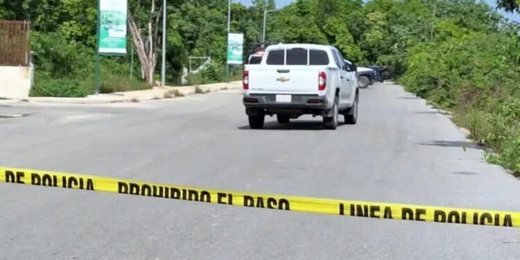 Hallan a dos personas sin vida dentro de un vehículo en Cancún