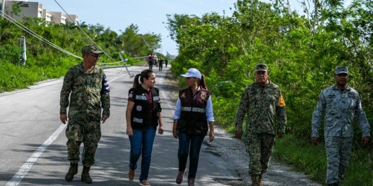 Mara Lezama recorre con brigadas de CFE trabajos de restablecimiento de energía eléctrica por el paso de “Beryl” en Cozumel
