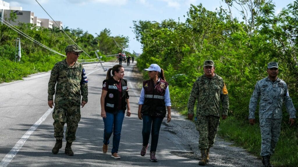 Mara Lezama recorre con brigadas de CFE trabajos de restablecimiento de energía eléctrica por el paso de “Beryl” en Cozumel