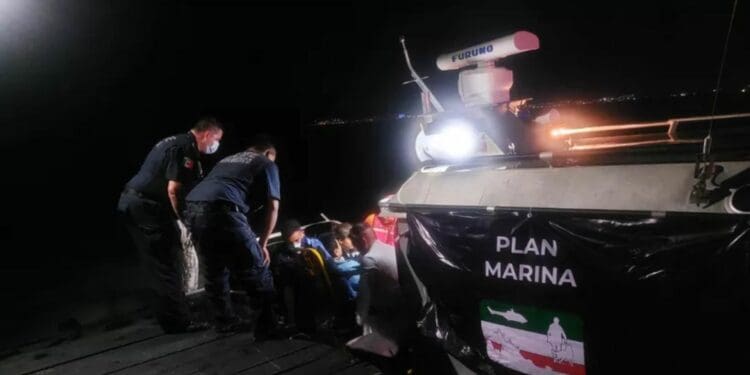 Marina realiza traslado de dos pacientes del hospital de Isla Mujeres a Puerto Juárez