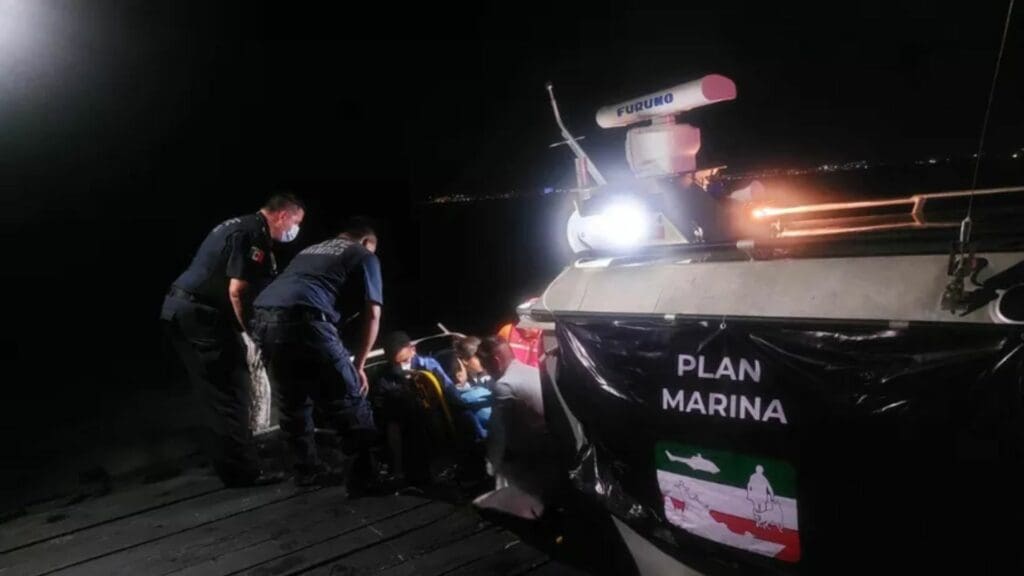 Marina realiza traslado de dos pacientes del hospital de Isla Mujeres a Puerto Juárez