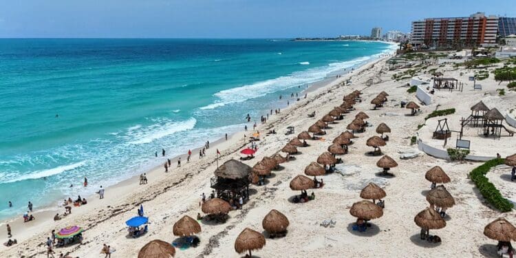 Miles de turistas disfrutan los destinos de Quintana Roo tras el paso de “Beryl”: Mara Lezama.