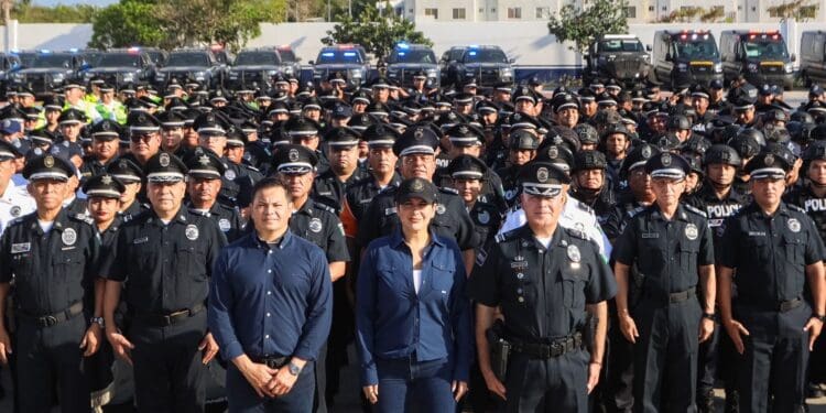 Estefanía Mercado le cumple a las y los policías de Playa del Carmen; anuncia la entrega de un bono económico