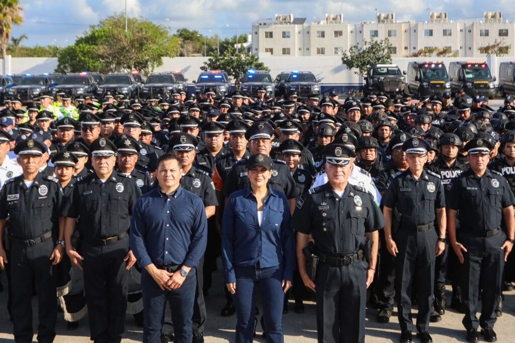 Estefanía Mercado le cumple a las y los policías de Playa del Carmen; anuncia la entrega de un bono económico