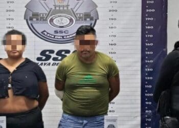 Detienen a dos personas con dosis de diversos narcóticos en Playa del Carmen.