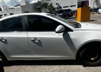 Aseguran policías de Playa del Carmen un vehículo con reporte de robo.