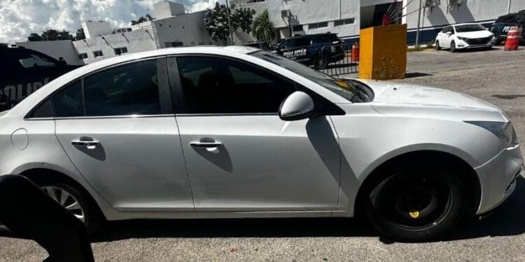 Aseguran policías de Playa del Carmen un vehículo con reporte de robo.