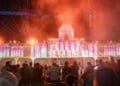 Familias de Playa del Carmen y visitantes disfrutan espectacular videomapping sobre la Independencia de México.