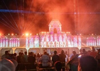 Familias de Playa del Carmen y visitantes disfrutan espectacular videomapping sobre la Independencia de México.