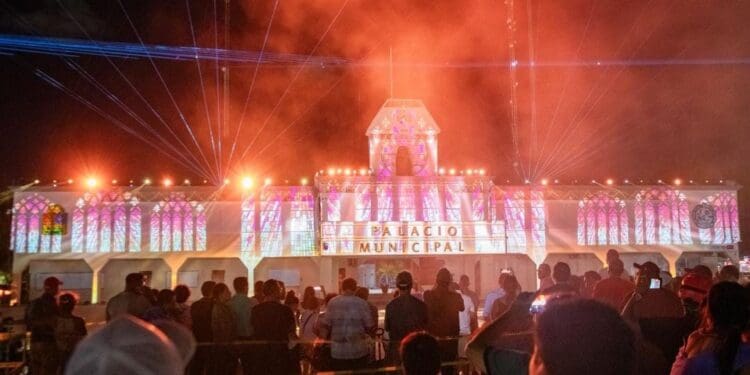 Familias de Playa del Carmen y visitantes disfrutan espectacular videomapping sobre la Independencia de México.