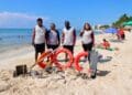 Recolectan más de 2.5 toneladas de residuos en playas y fondo marino de Playa del Carmen