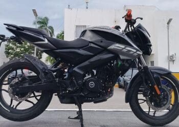 Policías de Playa del Carmen aseguran motocicleta con reporte de robo.