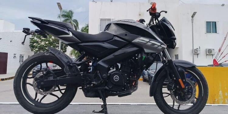 Policías de Playa del Carmen aseguran motocicleta con reporte de robo.