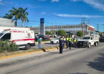 Cierre provisional del puente por incidente de tránsito en el bulevar Playa del Carmen