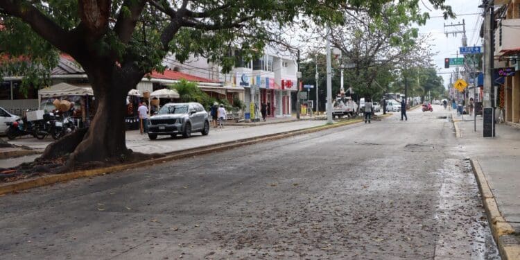 Ayuntamiento de Playa del Carmen atiende presencia de resina en vialidad de la avenida 30