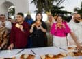 Estefanía Mercado encabeza corte de monumental Rosca de Reyes de 2.5 kilómetros en Playa del Carmen