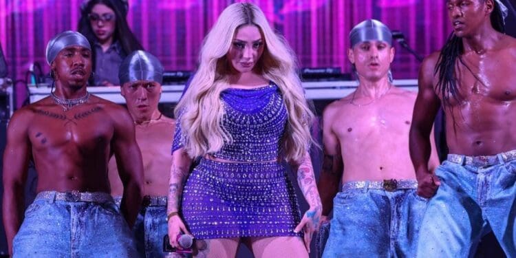 Bellakath congrega a más de 20 mil personas en el primer concierto del Carnaval de Playa del Carmen 2026.