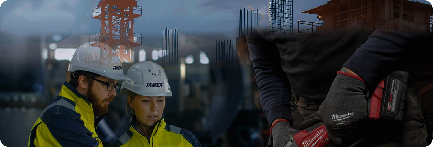 Personal de construcción trabajando con equipo industrial