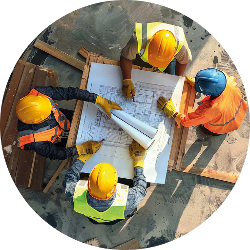 Trabajadores revisando planos de construcción