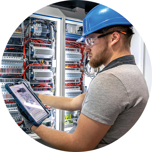 Técnico trabajando en un tablero eléctrico