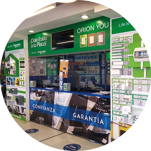Exhibición de productos eléctricos en una tienda