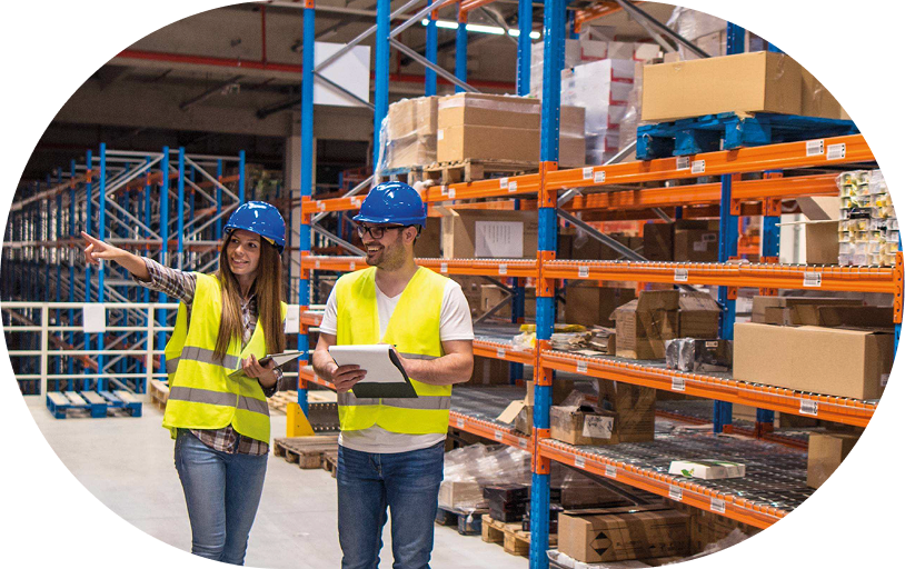 Personal trabajando en el centro de distribución TAMEX